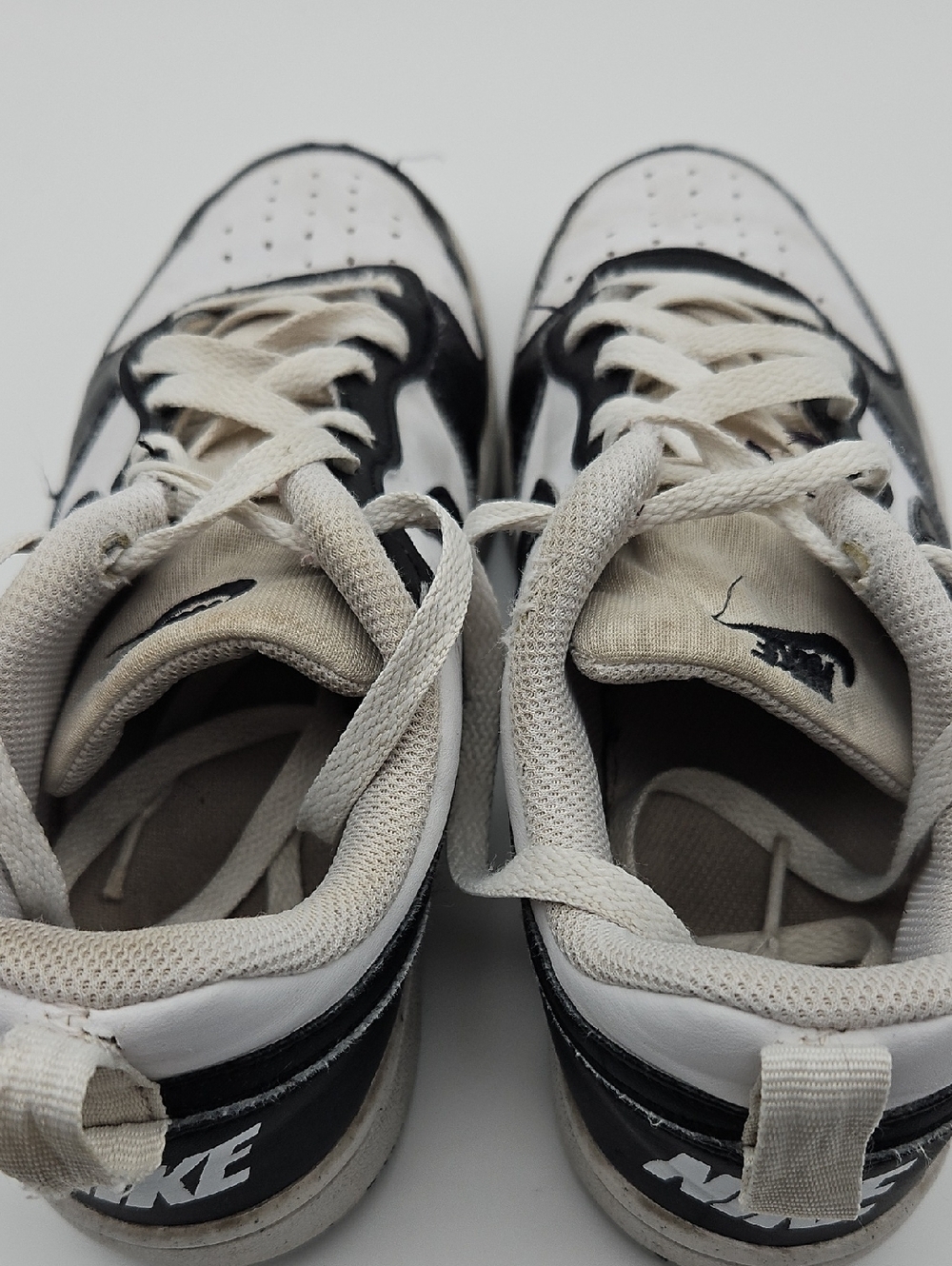 Nike Big Kids Black & White Low Sneakers sz 5.5Y Distressed, WELL WORN - Picture 5 of 7